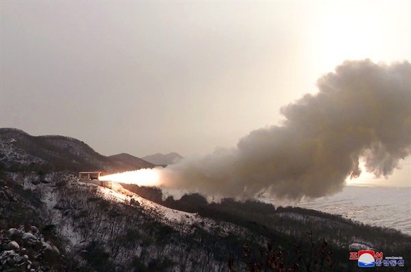 조선중앙통신은 16일 김정은 국무위원장이 12월 15일 오전 서해위성발사장에서 대출력고체연료발동기 지상시험을 지도했으며 시험성공했다고 보도했다. 2022.12.16