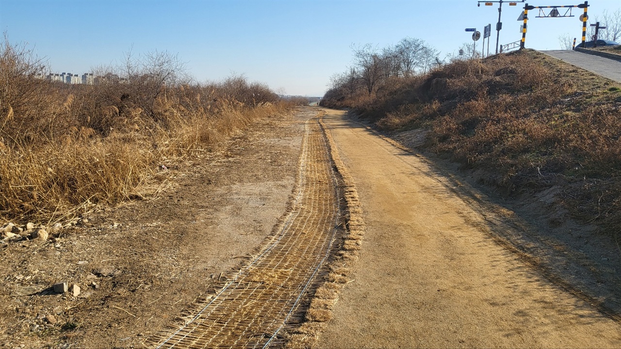 12월 15일 준공검사를 마친 금호강 산책길. 포장하지 않은 흙길 산택길이 완공됐다. 