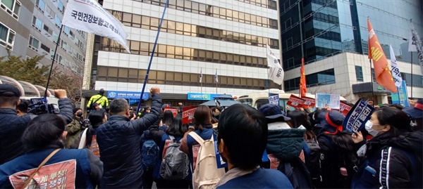 12월 10일 오후, 서울 영등포구 민주당 중앙당사 앞에서 민주당 규탄 집회가 진행되고 있다.