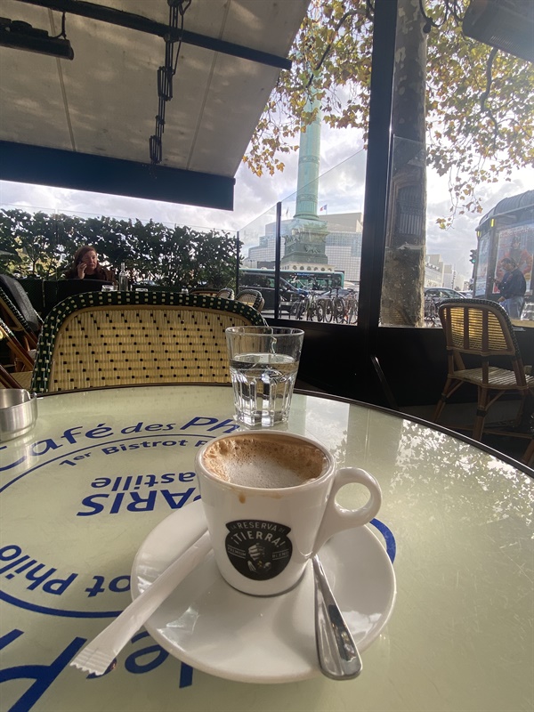 카페 데 파르에서 커피 한 잔을 시켜 놓고 바스티유 광장을 바라본다. 그 뒤로 오페라 하우스도 보인다. 