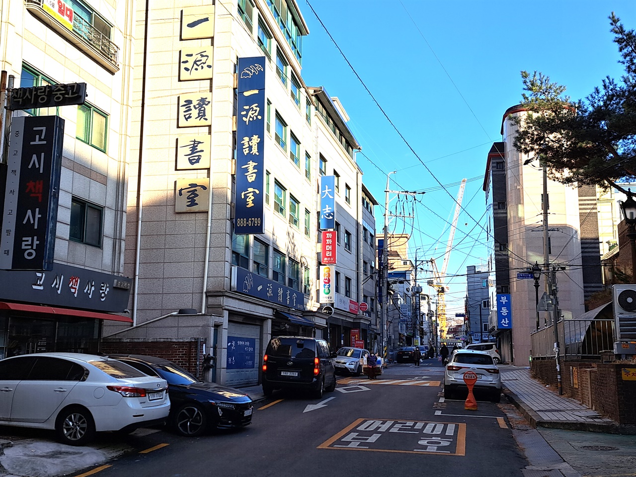 공간의 빠른 변화에도 불구하고, 옛 고시촌의 흔적은 아직 상당한 비중을 차지하며 남아 있다.