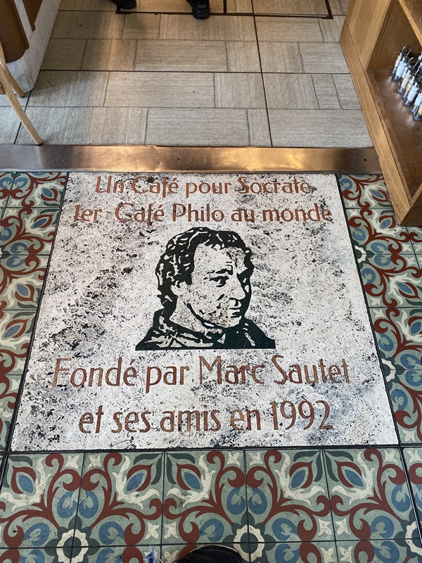 최초의 소크라테스 철학 카페, 1992년 마르크 소테와 그의 친구들에 의해 만들어졌다는 글이 카페 입구 바닥에 새겨져 있다. 