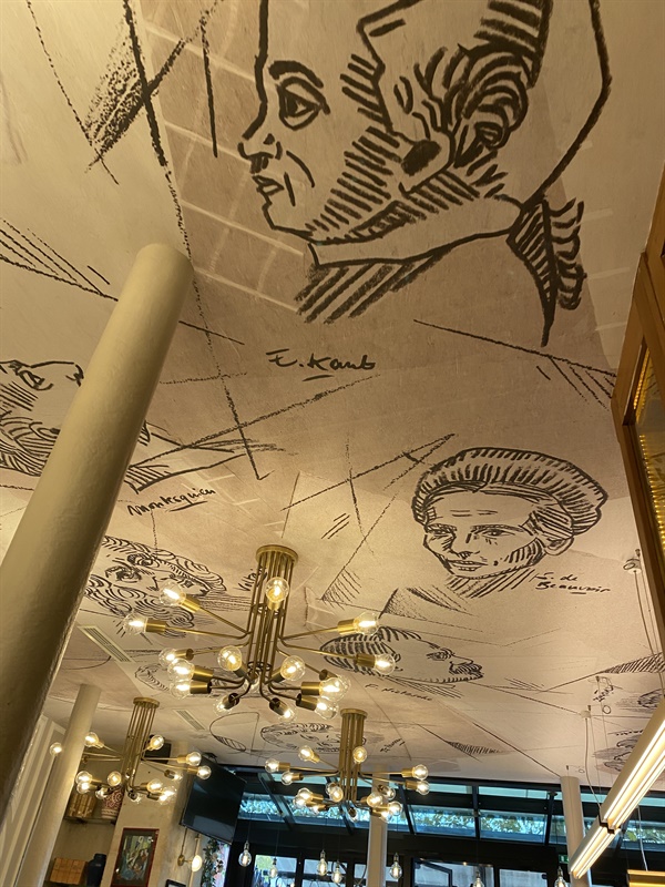 당대 유명했던 철학자들의 모습이 카페 천장에 그려져있다. 
