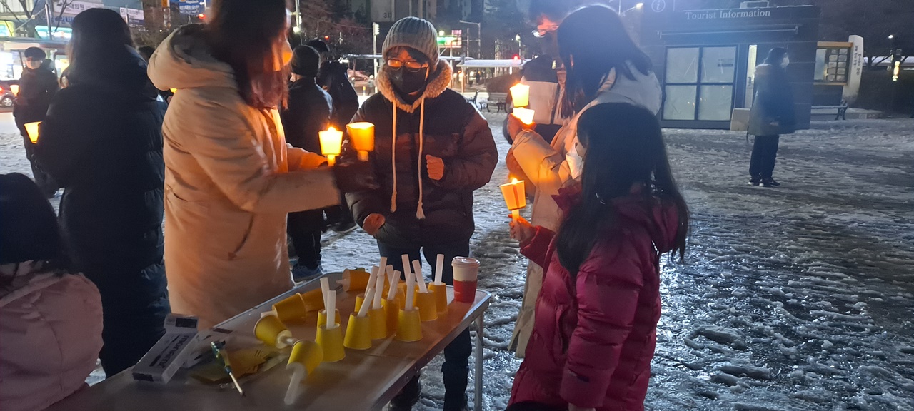 이태원 참사 당진 추모제에 참석한 시민들이 촛불을 밝히고 있다.  