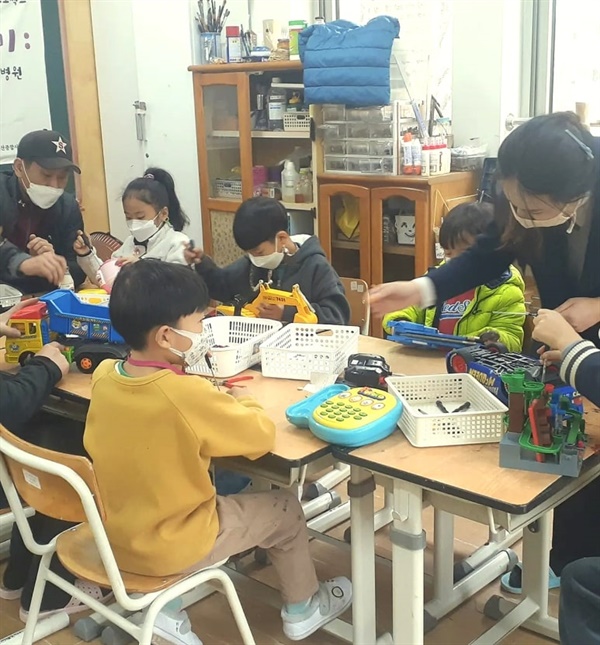 장난감 병원 프로젝트 <뚝딱뚝딱 나누미>에서 직접 장난감을 고치는 아이들
