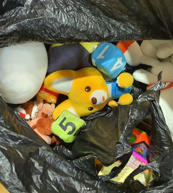 비닐봉지 한가득 장난감들 