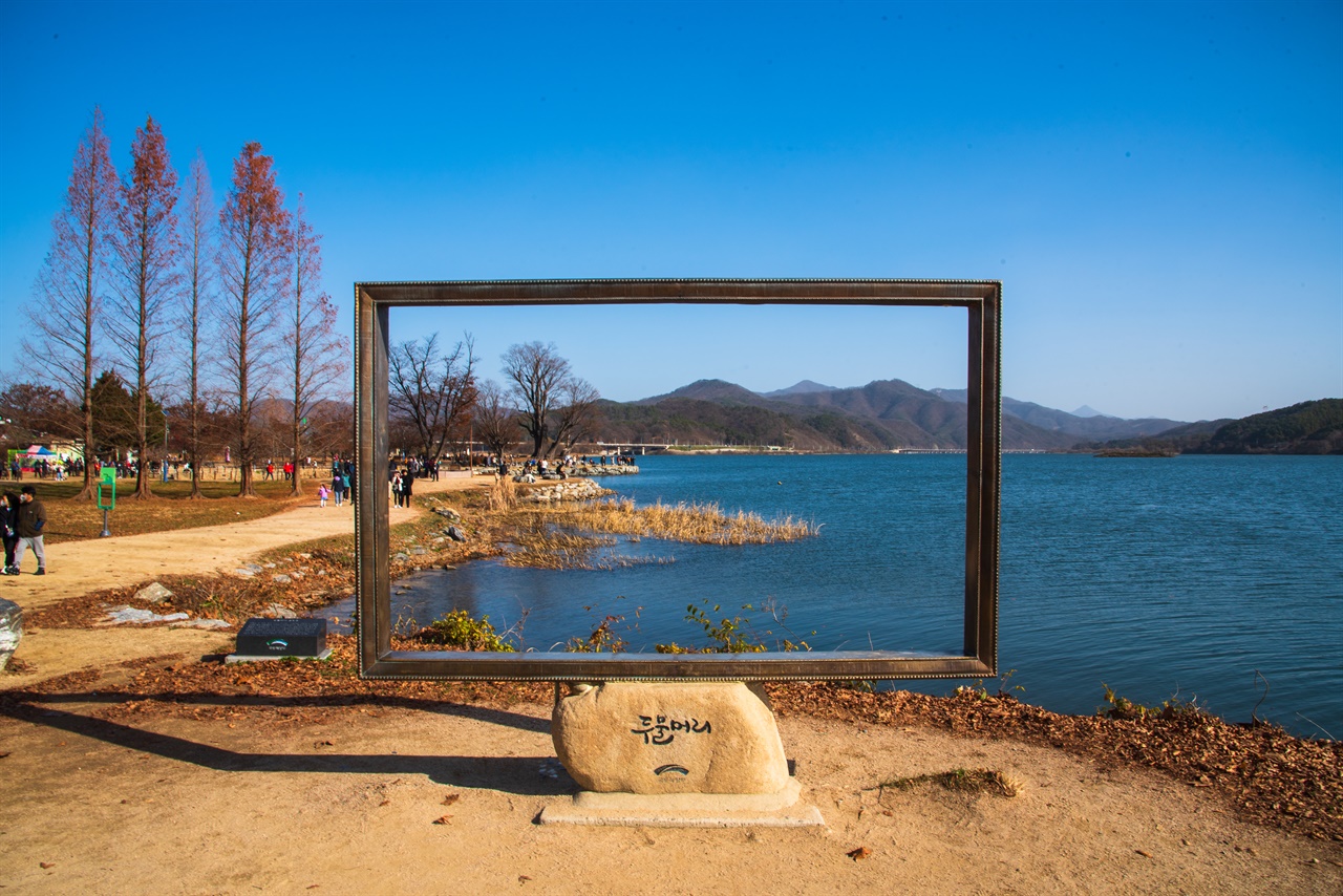  두물머리의 아름다운 풍경을 액자에 담아 보자. 액자 왼편에는 한 줄로 나란히 서 있는 다섯 그루의 메타세콰이아 나무들이 보인다.