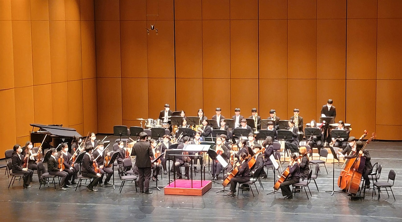경기 광주시 청소년 오케스트라가 지난 17일 광주시 주최로 남한산성아트홀 대극장에서 ‘2022 송년음악회’를 개최했다.