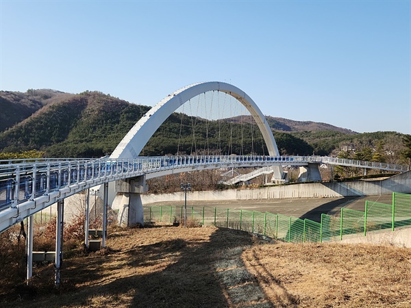  경주 보문관광단지 아치형 물너울교 모습