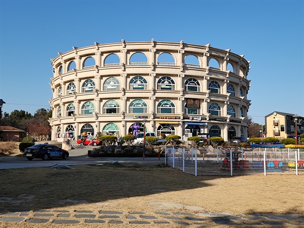 로마 원형경기장을 축소 재현한 경주 보문관광단지 ‘보문 콜로세움’ 모습