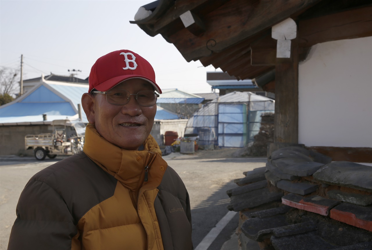  김정민 영신마을 이장. 마을주민의 구심점 역할을 하고 있다.