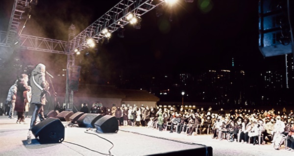 18일 밤 '2030 부산세계박람회' 유치를 기원하는 '한밤의 U 콘서트'가 200여 명의 시민들이 참석한 가운데 부산시민공원 다솜관에서 열리고 있다.  