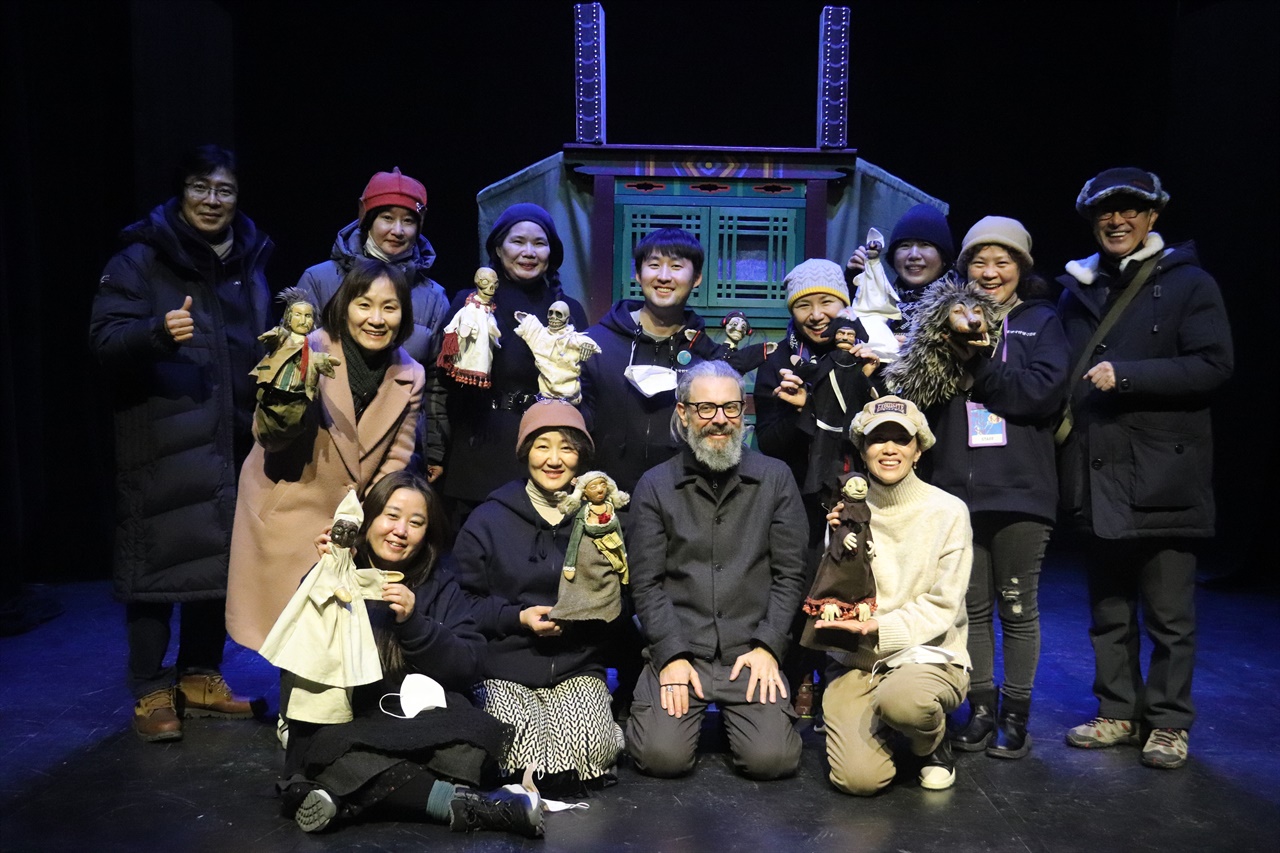 한국인형극협회 회원들과 함께한 사진