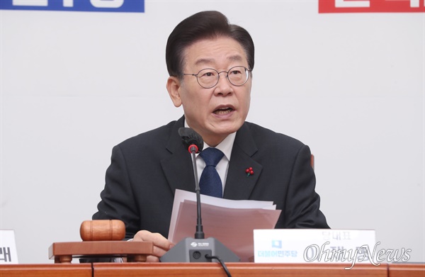이재명 더불어민주당 대표가 19일 서울 여의도 국회에서 열린 최고위원회의에서 발언하고 있다. 