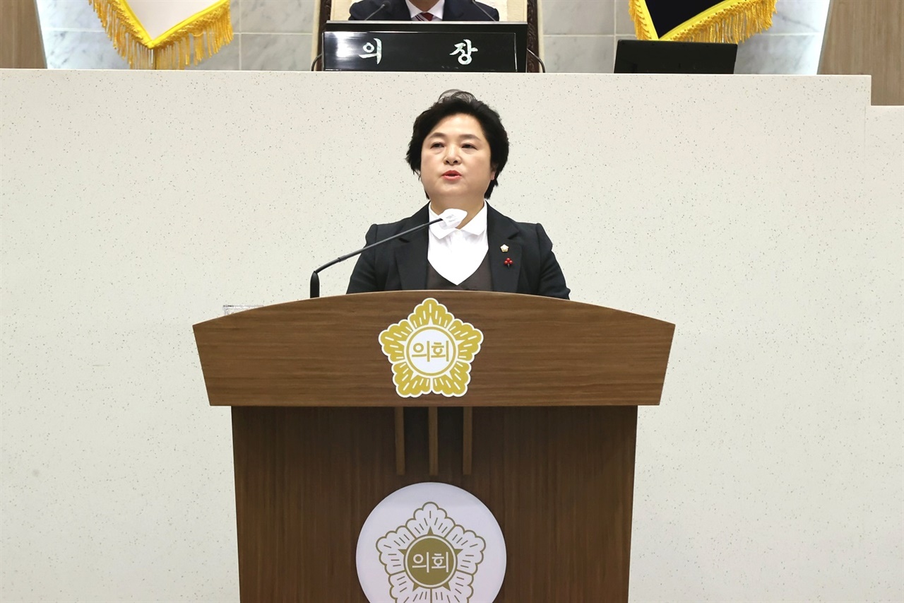 19일 김명회 당진시의원이 당진시 수청1지구 학교 용지 해제 철회 촉구 건의안을 발의하고 있다.