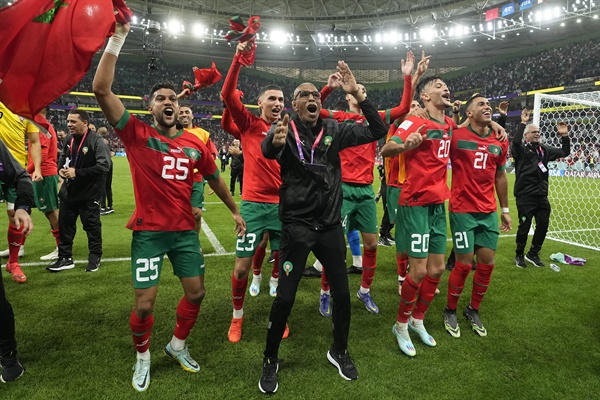 4강 진출 기뻐하는 모로코 선수들 10일(현지시간) 카타르 도하의 앗수마마 스타디움에서 열린 2022 국제축구연맹(FIFA) 카타르 월드컵 8강 모로코 대 포르투갈 경기가 끝난 뒤 모로코 선수들이 기뻐하고 있다. 모로코는 이날 포르투갈을 상대로 1-0 승리를 거두며 아프리카국가로는 처음으로 월드컵 4강에 진출했다.