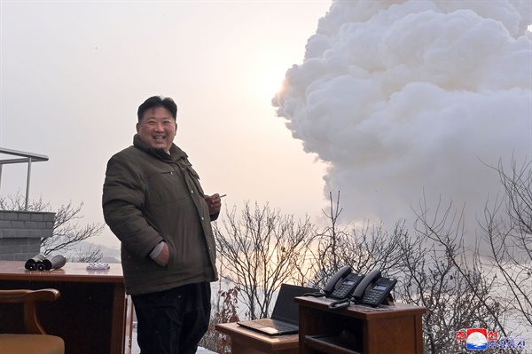 조선중앙통신은 지난 16일 김정은 국무위원장이 12월 15일 오전 서해위성발사장에서 대출력고체연료발동기 지상시험을 지도했으며 시험성공했다고 보도했다.

