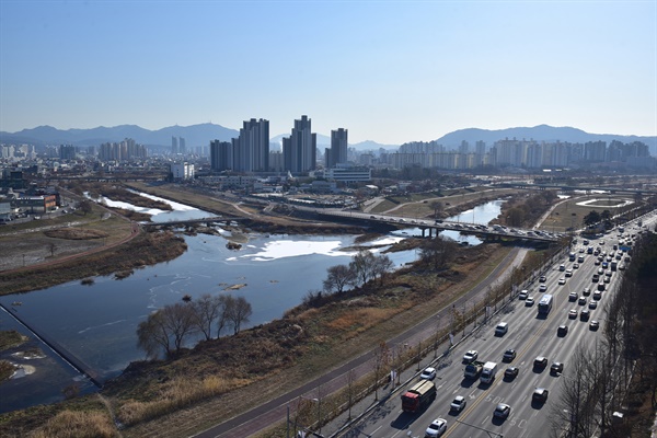  둔산3동(옛 삼천동)에서 바라본 대전천과 유등천 합류지점. 왼쪽 물줄기가 대전천, 오른쪽이 유등천이다. 대전천은 유등천과 합류해 2.5km 가량 북상하다가 갑천으로 또 다시 합류한다. 왼쪽 대전천 너머로 보이는 산은 식장산이고, 오른쪽 유등천 너머로 보이는 산은 보문산이다. 유등천을 가로지르는 다리가 바로 삼천교다.