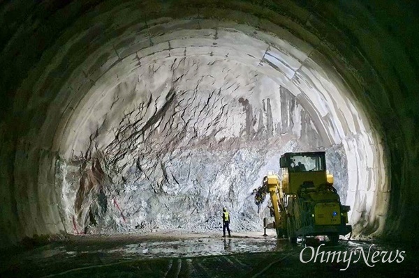 오는 2024년 개통 예정인 서부내륙고속도로의 터널 공사 모습. 