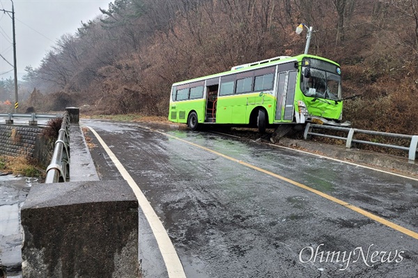 12월 21일 오전 7시 47분경 창원마산 진북면 인곡리 정곡마을 입구에서 도로 결빙으로 인해 버스가 미끄러지는 사고가 발생했다.
