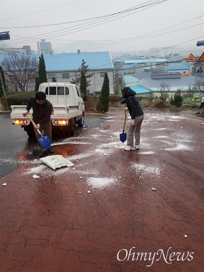 창원시청 공무원들이 도로에 제설제 살포 작업을 벌이고 있다.