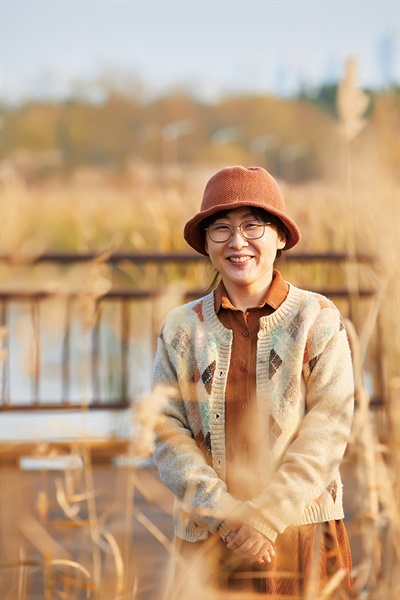  정서진 아라빛섬 앞에서, 이하영 작가