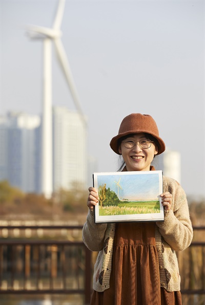  그림 이하영. 동화작가 지도사이자 그림책 지도사로, 그림과 그림책 수업으로 다양한 사람과 소통한다. 누구나 즐길 수 있는 것이 그림이고, 사람에겐 저마다 자신도 모르는 반짝이는 재능이 있다고 생각한다. 그걸 발견하고 꺼내주는 일이 즐겁다. 독립 출판 그림 에세이 <걷는 마음>을 출간하기도 했다. 스페인 산티아고 순례길을 걸으면서 돌아가신 엄마를 애도하는 그림 에세이로, 그때 마주한 풍경과 사람, 마음의 움직임을 글과 그림으로 담았다.