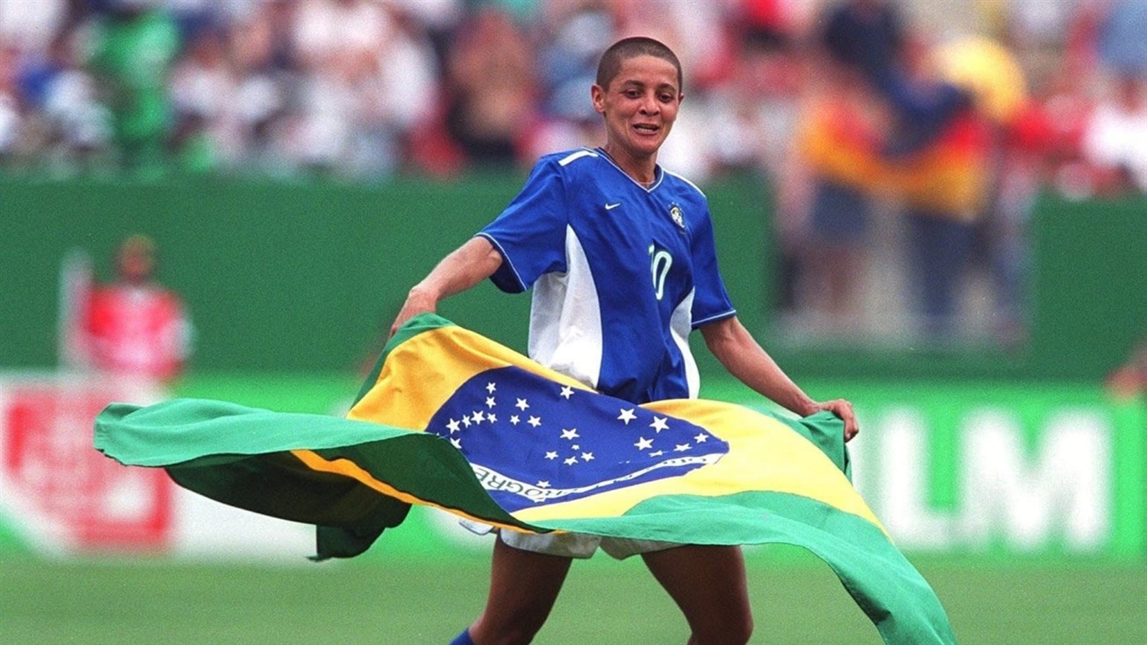  1999년 FIFA 여자 월드컵 준결승전 승리 직후, 브라질 국기를 들고 있는 시씨의 모습