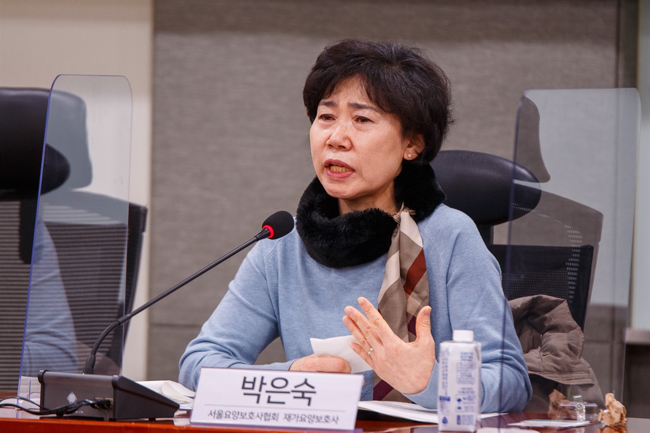 초단시간노동자 증언대회 및 제도개선 국회토론회에 참여한 박은숙 재가요양보호사.