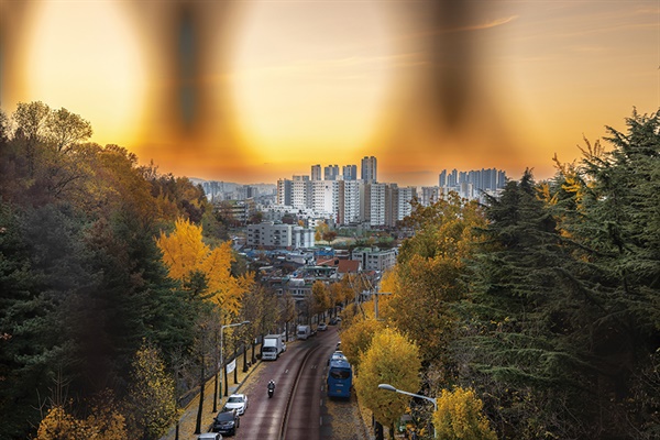  수봉별마루 아래, 하늘에 가장 가까운 산동네의 일몰. 해가 시나브로 기울어지니 색색의 기와지붕 위로 붉은 노을이 깔린다.