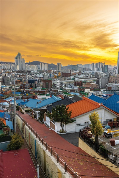  수봉별마루 아래, 하늘에 가장 가까운 산동네의 일몰. 해가 시나브로 기울어지니 색색의 기와지붕 위로 붉은 노을이 깔린다.