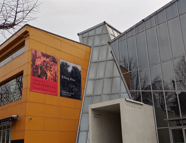 '코라크릿 아룬나논차이' 전시가 열리는 국제갤러리 입구
