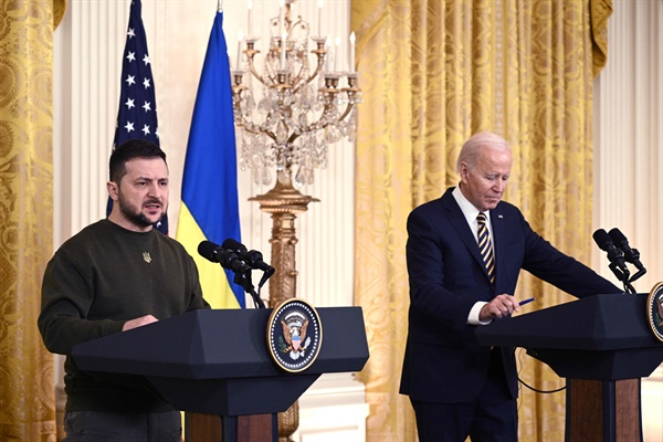 조 바이든 미국 대통령(오른쪽)과 볼로디미르 젤렌스키 우크라이나 대통령