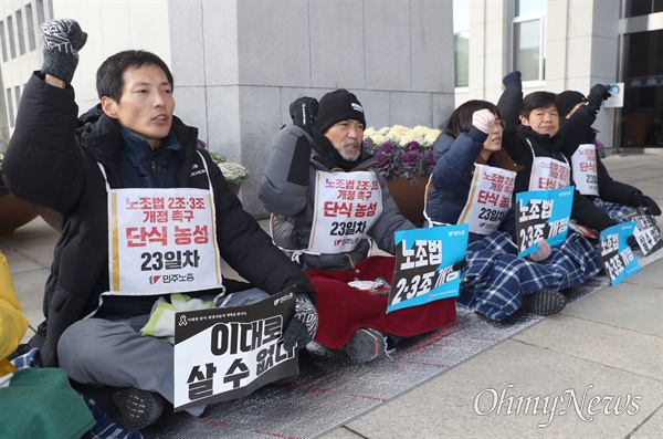 노조법 2·3조 개정 촉구 기습농성 유최안 민주노총 금속노조 경남지부 거제통영고성 조선하청지회 부지회장 등 노동자들이 22일 서울 여의도 국회 본관 앞에서 노조법 2·3조 개정을 요구하며 기습농성을 벌이고 있다. 국회 정문 앞 농성장에서 23일째 단식 농성을 벌이고 있던 이들은 이날 여야 의원들에게 직접 호소하기 위해 경내로 들어와 농성을 벌이게 됐다고 밝혔다.