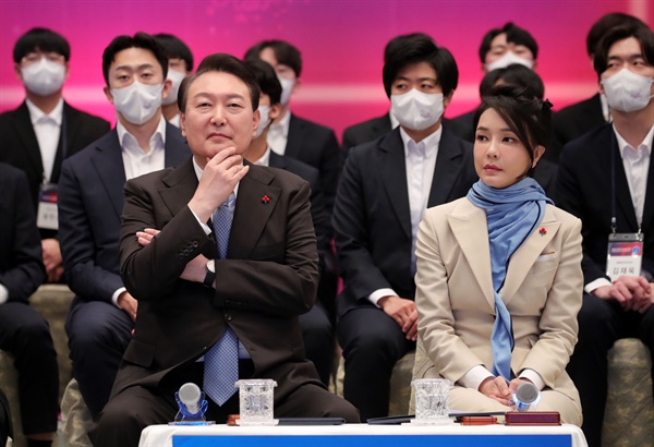 윤석열 대통령과 김건희 여사가 22일 청와대 영빈관에서 열린 '미래 과학자와의 대화'에 참석하고 있다.

