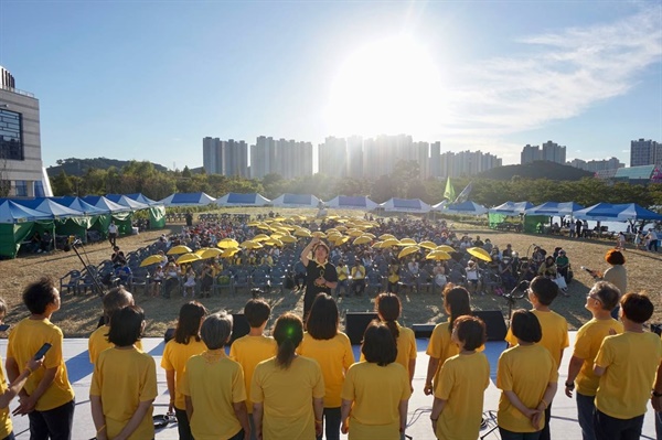 생명안전공원 문화제에 4.16 세월호 유가족과 함께 하는 4.16합창단의 공연과, 노란리본 퍼포먼스가 이어지고 있다.