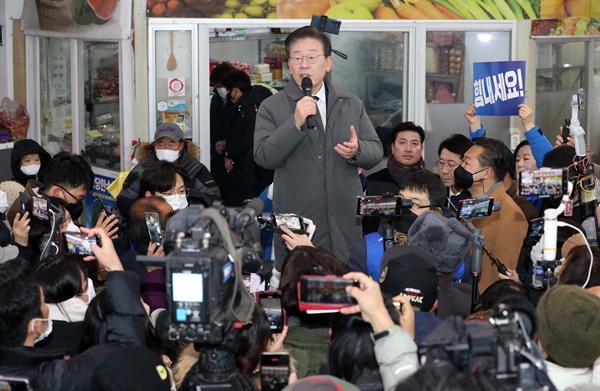 더불어민주당 이재명 대표가 22일 경북 안동시 중앙신시장을 방문한 자리에서 지지자와 시민들에게 인사말을 하고 있다.