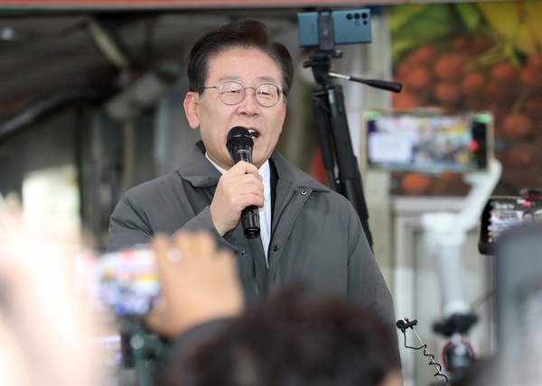 더불어민주당 이재명 대표가 22일 경북 안동시 중앙신시장을 방문한 자리에서 지지자와 시민들에게 인사말을 하고 있다. 