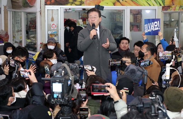 더불어민주당 이재명 대표가 12월 22일 경북 안동시 중앙신시장을 방문한 자리에서 지지자와 시민들에게 인사말을 하고 있다