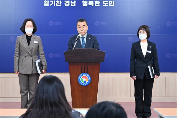 박일동 경남도 교통건설국장이 22일 경남도청에서 거가대교 통행료 휴일 할인 계획을 발표하고 있다.
