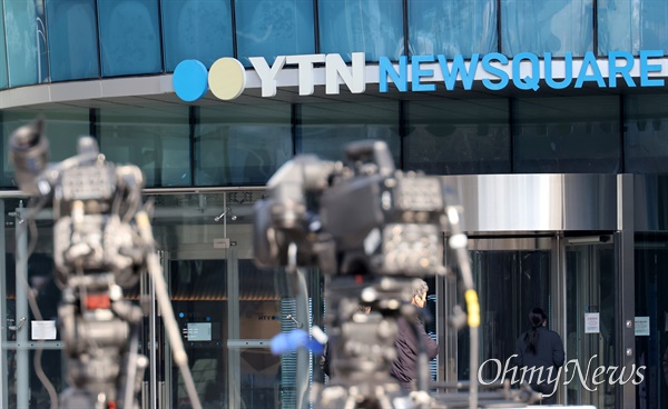 YTN 주주인 한전KDN과 한국마사회가 YTN 지분 매각을 결정하자, 전국언론노동조합 YTN지부는 준공영방송인 YTN이 보수언론과 재벌 기업에 넘어갈 경우 ‘언론의 공공성’이 사적 이익에 침해될 수 있다고 우려했다.
