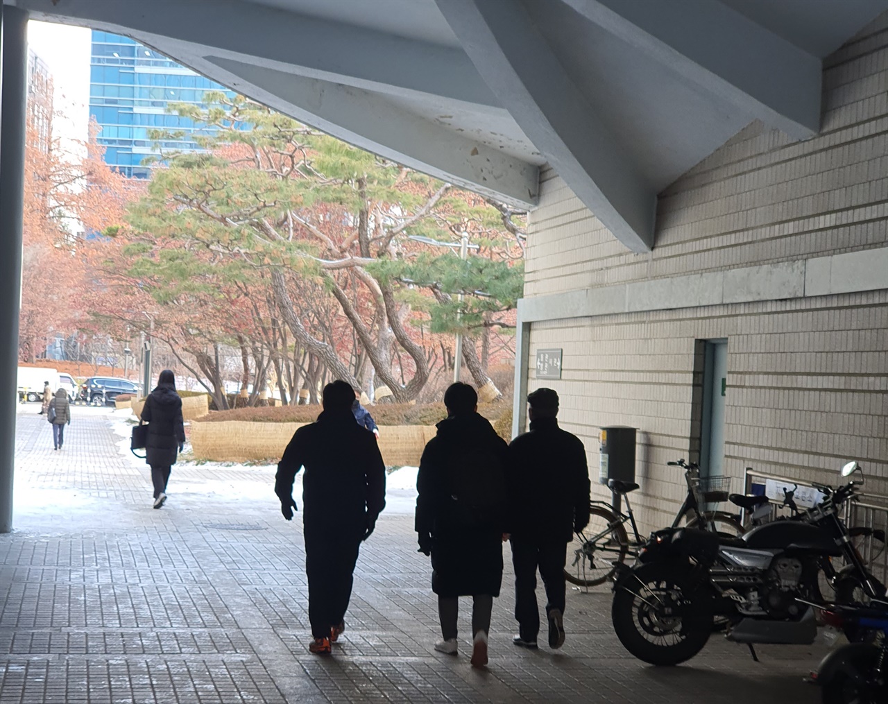  <사진-2> 무죄 선고 후, 서울 고등법원 서관에서 동관으로 걸어가고 있다. 사진에서처럼 어두웠던 과거에서 벗어나 앞으로는 환한 미래만이 펼쳐지길 바란다.