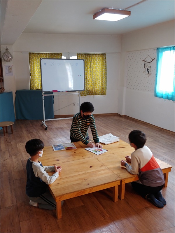 공간 짬에서 열린 아이의 첫 종이접기 수업일 수강생이 두 명 뿐이었지만, 아이의 떨리던 눈빛은 잊을 수가 없다. 칠판에 종이접기 수업이라고 쓰고 목소리를 가다듬으며 제법 선생님처럼 행동하면서 아이는 무엇을 경험했을까. 