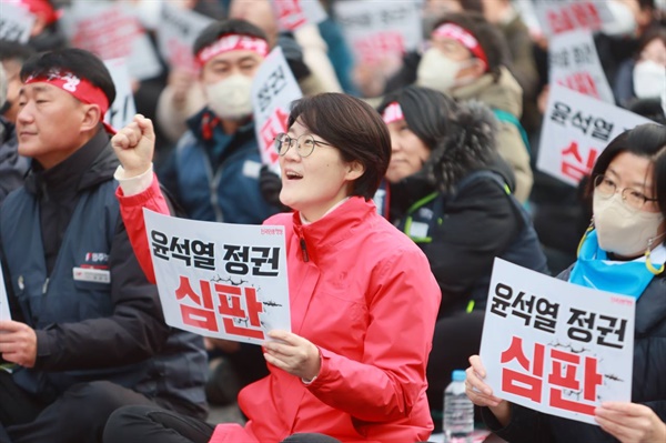 윤희숙 진보당 상임대표가 지난 3일 전국민중대회에서 구호를 외치고 있다.