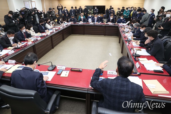 국회 이태원 참사 국정조사특별위원회가 23일 오전 서울 종로구 정부서울청사 중앙재난안전대책본부 서울상황센터에서 현장조사 뒤 이상민 행정안전부 장관을 상대로 질의하고 있다.