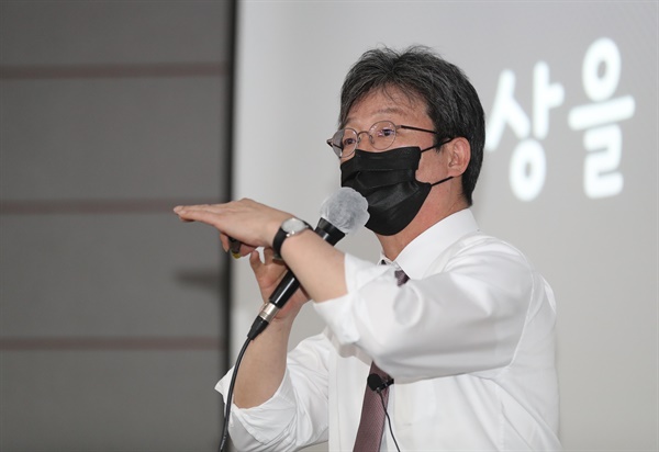 유승민 전 의원이 12월 29일 오전 대구 북구 경북대학교에서 '무능한 정치를 바꾸려면'이라는 주제로 특강을 하고 있다. 