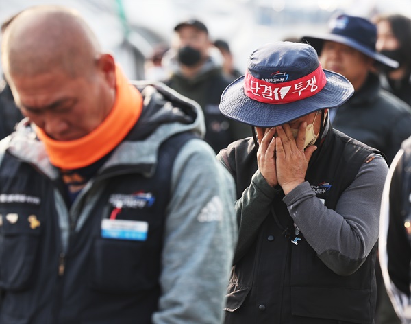 화물연대가 파업을 종료하고 현장 복귀를 결정한 지난 9일 경기도 의왕시 내륙컨테이너기지(ICD)에서 한 조합원이 눈물을 닦고 있다. 