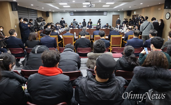 이태원 참사 유가족들이 23일 오후 서울 용산구청에서 열린 국회 이태원 참사 국정조사특별위원회 현장조사에 참석해 용산구청 관계자들의 답변을 지켜보고 있다.