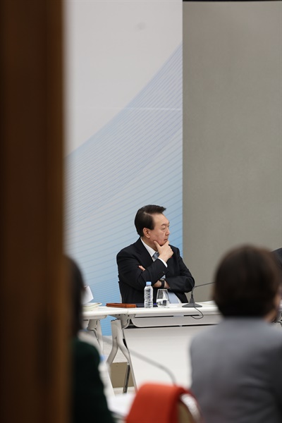 윤석열 대통령이 21일 서울 용산 대통령실 청사에서 열린 국민통합 추진성과 및 전략 보고회에 참석하고 있다 