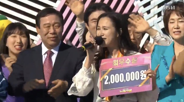  지난 11일 KBS 전국노래자랑 세종특별자치시편에서 최우수상을 수상한 권미애씨가 앵콜송을 부르고 있다. 